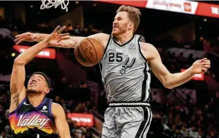 ?? Billy Calzada / Staff photograph­er ?? Spurs center Jakob Poeltl says getting back into peak condition after missing six games in the NBA’S health and safety protocols has been tougher than it would have been after a typical injury.