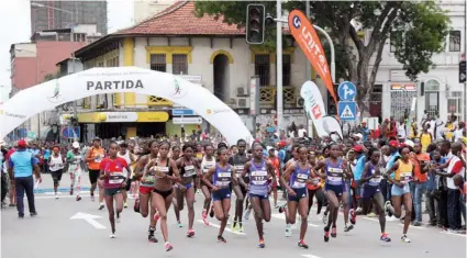  ??  ?? Tradiciona­l corrida pedestre de fim de ano corre o risco de não sair às ruas de Luanda devido a problemas na passagem de testemunho