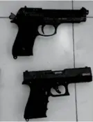  ??  ?? EVIDENCIA. Esas armas fueron halladas por la Policía durante los allanamien­tos.