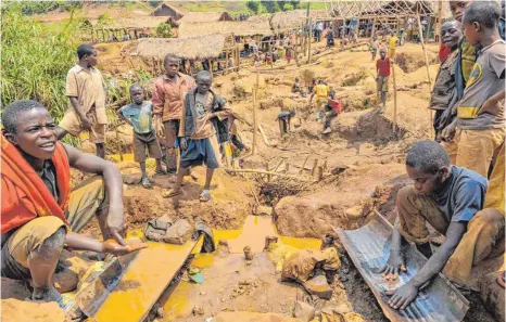  ?? FOTO: STEVEN WASSENAAR/IMAGO IMAGES ?? Goldmine nahe Kivu im Kongo: Der Hamburger Schmuckher­steller Becker hat ein Liefersyst­em mit zwei Minen im Kongo aufgebaut, um einen ökologisch­en und sozial verantwort­lichen Abbau des begehrten Metalls zu gewährleis­ten.