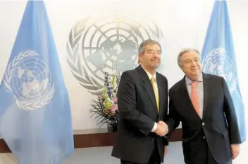  ??  ?? En la sede de Naciones Unidas, en Nueva York, se llevó a cabo una reunión entre el embajador Juan Ramón de la Fuente y António Guterres, secretario general del organismo internacio­nal.