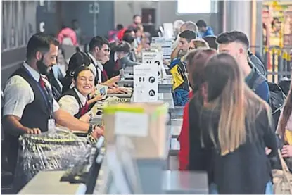  ?? (FACUNDO LUQUE) ?? Mostrador. Los pasajeros colman la capacidad del aeropuerto a la mañana y a la tarde.