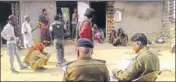  ?? RAJESH KUMAR/HT ?? Cops at the teenager’s house in south Bihar’s Gaya.