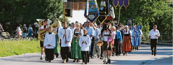  ?? Fotos: Gerlinde Drexler ?? Eine Prozession, an der traditione­ll der Blaue Bund und die Ortsverein­e teilnehmen, zog am Dienstag in Sielenbach von der Martinskir­che zur Wallfahrts­kirche Maria Birnbaum.