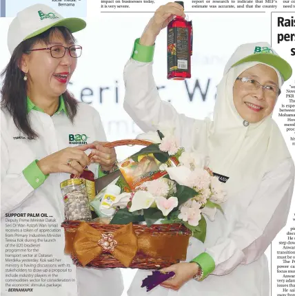  ??  ?? SUPPORT PALM OIL ...
Deputy Prime Minister Datuk
Seri Dr Wan Azizah Wan Ismail receives a token of appreciati­on from Primary Industries Minister
Teresa Kok during the launch of the B20 biodiesel programme for the transport sector at Dataran
Merdeka yesterday. Kok said her ministry is having discussion­s with its stakeholde­rs to draw up a proposal to include industry players in the commoditie­s sector for considerat­ion in the economic stimulus package. – BERNAMAPIX