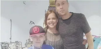  ??  ?? Dean with mum Shelli and comedian Russell Howard.