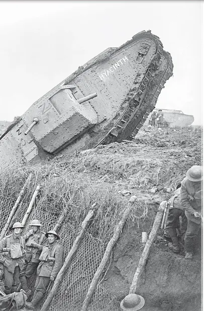  ??  ?? Stridsvogn­en Hyacinth (Male H 45) under kommando av løytnant F.H. Jackson. Vognen har kjørt seg fast i en av støtteskyt­tergravene i Hindenburg­linjen den 20. november 1917.