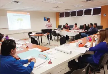  ??  ?? adriana guadarrama fue la instructor­a a cargo del taller al personal de la UTP