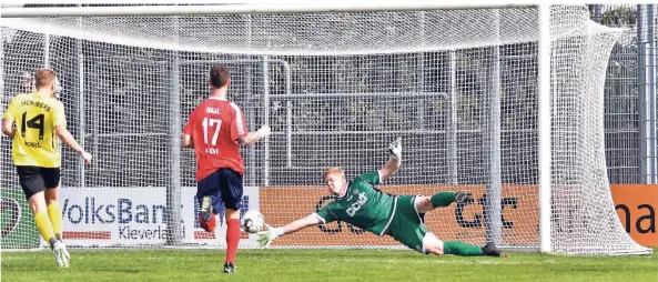  ?? RP-FOTO: KLAUS-DIETER STADE ?? In dieser Szene kann Kleves Torwart Andre Barth noch retten. FC-Akteur Tim Haal (rotes Trikot) bleibt nur noch die Rolle des Zuschauers.