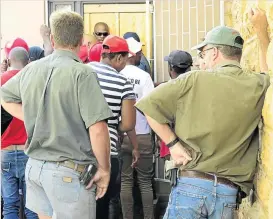  ??  ?? Many of Schweizer-Reneke’s white community members carried guns to the protest by black residents after segregatio­n image at the school.