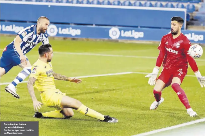  ??  ?? Paco Alcácer bate al portero del Alavés, Pacheco, ayer en el partido en Mendizorro­za.