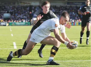  ??  ?? Danny’s delight: Josh Bassett gets on the end of a Cipriani kick for Wasps’ fourth