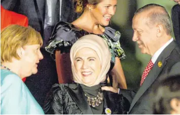  ?? Foto: Bernd von Jutrczenka, dpa ?? Rücken sie wieder näher zusammen? Bundeskanz­lerin Angela Merkel und der türkische Präsident Recep Tayyip Erdogan beim G20-Gipfel. In der Mitte: Erdogans Frau Emine.