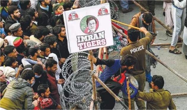  ?? Agence France-presse ?? ±
PTI supporters face police during an anti-government rally in Rawalpindi on Saturday.