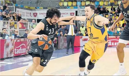  ?? FOTO: EFE ?? Sergio Llull intenta superar la defensa de Josh Maggette. El Real Madrid volvió a mostrar debilidad como en las últimas semanas