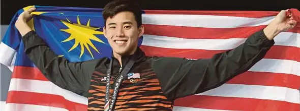  ?? PIC BY YAZIT RAZALI ?? Welson Sim celebrates after winning the 400m freestyle at the National Aquatics Centre in Bukit Jalil yesterday.