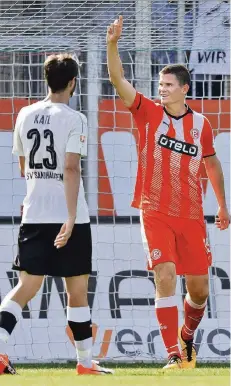  ?? FOTO: DPA ?? So war es im vergangene­n Jahr: Fortunas Alexander Madlung (re.) freut sich über den 2:2-Ausgleich in Sandhausen. Markus Karl kann es nicht fassen.