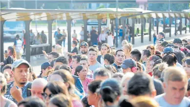  ??  ?? DESAFÍOS.
El transporte público frente a las medidas de distanciam­iento social.