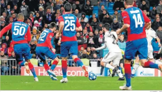  ?? J.P. GANDUL / EFE ?? El madridista Isco, rodeado de jugadores del CSKA de Moscú durante el partido de ayer.