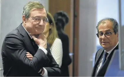  ?? JOHN THYS / AFP ?? El presidente del Banco Central Europeo, Mario Draghi, junto al ministro italiano Giovanni Tria, ayer. ▶▶