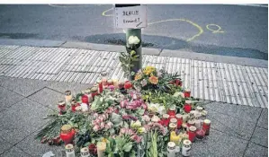  ?? FOTO: IMAGO/JÜRGEN RITTER ?? Blumen für die Opfer des Amokfahrer­s Gor H., der am Kurfürsten­damm in Berlin in eine Schülergru­ppe fuhr.