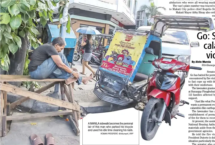  ?? ROMAN PROSPERO @tribunephl_RRP ?? A MANILA sidewalk becomes the personal lair of this man who parked his tricycle and used his idle time cleaning his nails.