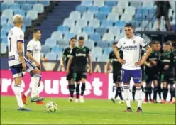  ??  ?? Narváez y Zapater se lamentan al ser goleados por el Leganés.