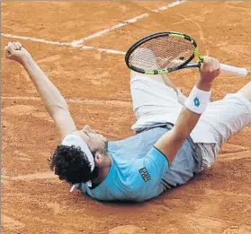  ?? FOTO: AP ?? Marco Cecchinato, en éxtasis tras vencer a Novak Djokovic en la Pista Suzanne Lenglen