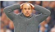  ?? FOTO: RICKETT/DPA ?? Fassunglos verfolgt Trainer Pep Guardiola die letzten Minuten von Manchester City in der Champions League. Der Favorit ist gescheiter­t.