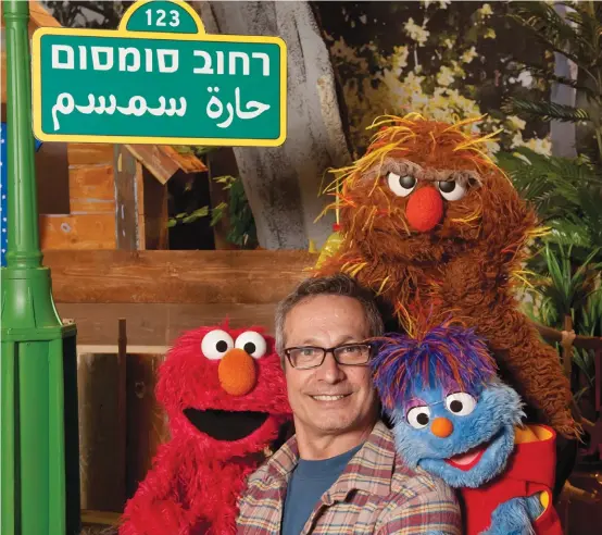  ?? (Courtesy of Tzachi Slinker) ?? NEW KIDS on the block: Actor and stand-up comedian Shmuel Vilozny together with Elmo and other muppets on the set of ‘Rehov Sumsum.’