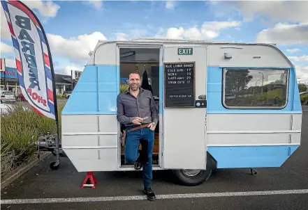  ?? GRANT MATTHEW/STUFF ?? Ian Wallace runs the Blue Lounge Barber, a mobile hairdresse­r in Taranaki; below, Gary Willison was running errands at The Valley when he spotted Wallace’s caravan.