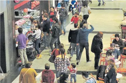  ??  ?? Consumo. Una imagen de un shopping donde las ventas aun se mantienen expectante­s.