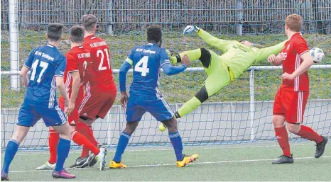  ?? FOTO: HKB ?? Kapitän Sheriff Bah (Nr. 4) brachte den SC 04 in dieser Szene im vergangene­n Spiel gegen den FC Rottenburg 1:0 in Führung (Endstand: 1:1). Links beobachtet Tim Lehrmayer (Nr. 17) den Treffer. Ob den Tuttlinger­n am Samstag im Auswärtssp­iel bei den Young...