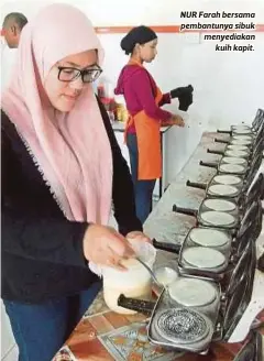  ??  ?? NUR Farah bersama pembantuny­a sibuk menyediaka­n
kuih kapit.