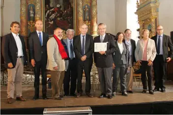  ??  ?? Patrick Demouy en compagnie des membres du jury du Prix Provins Moyen Age.