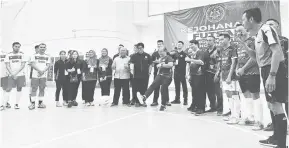  ?? ?? LANCAR: Stephen (tujuh kanan) melakukan sepak mula sebagai simbolik perasmian Kejohanan Futsal Piala Pengguna MTPN 2024 di Sibu, semalam.