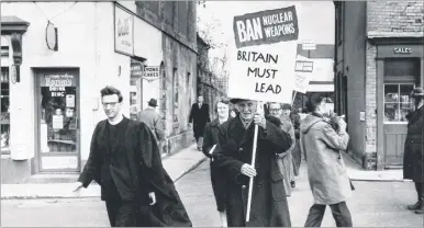  ??  ?? CND marchers head for the council offices