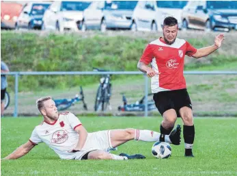  ?? SZ-FOTO: MAS ?? TSV Rißtissen (rot) empfängt in seinem Nachholspi­el der Kreisliga A1 die SF Kirchen, der SV Oberdischi­ngen (weiß) ist am Wochenende beim Rißtissen-Bezwinger vom vergangene­n Wochenende, beim SV Dürmenting­en, zu Gast.