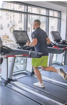  ?? FOTO: DPA ?? Jedes zweite Laufband gesperrt: Wie in diesem Fitnessstu­dio sieht es derzeit vielerorts aus – auch in Düsseldorf.