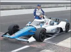  ??  ?? Álex Palou posa con su coche tras la clasificac­ión de la Indy 500.