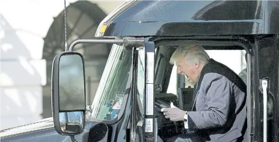  ?? REUTERS ?? Al volante. El presidente Trump, en un camión luego de recibir, el mes pasado, a CEOs de compañías automotric­es en la Casa Blanca.