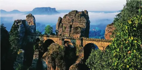  ?? FOTO: TOURISMUS SÄCHSISCHE SCHWEIZ ?? Das Bastei-Massiv ist unbestritt­en und unangefoch­ten die größte Attraktion in der Sächsische­n Schweiz.