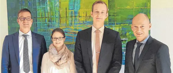  ?? FOTO: LRA ?? Joachim Ramming, Regionalge­schäftsfüh­rer Süd, die Klinikmana­gerin Julia Schicktanz und Geschäftsf­ührer Boris Ebenthal sind im Gespräch mit Landrat Elmar Stegmann (von links).