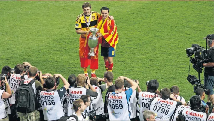  ??  ?? Casillas y Xavi posan con el trofeo de la Eurocopa 2012.