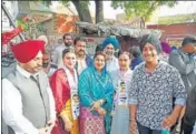  ??  ?? AAP MLA Rupinder Kaur (3rd from left) with party candidates from Bathinda municipal corporatio­n on Friday. SAD nominee Inderjeet Singh Pandori canvassing in Bathinda; and (below) Congress supporters at a poll rally.
PHOTOS: SAMEER SEHGAL AND SANJEEV KUMAR/HT