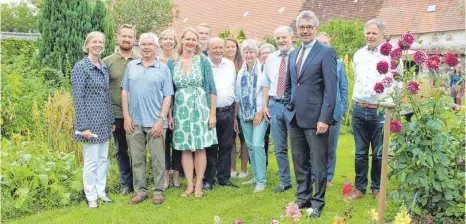  ?? FOTO: THG ?? Alfred Bauernfein­d vom Nabu Sigmaringe­n (Dritter von links) und Anna Pröbstle (im grünen Kleid) nehmen im Inzigkofer Kräutergar­ten den Umweltprei­s der Sparkassen­stiftung entgegen, der mit 2500 Euro dotiert ist. Zur Preisverle­ihung erscheint die ganze...