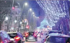  ??  ?? La longue avenue Victor Hugo s’apparente aux Champs-Élysées. Certaines voitures ralentisse­nt, pour mieux se laisser happer par une pluie de lumière. Encore un tour de ville, c’est trop beau !