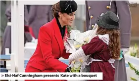  ?? ALASTAIR GRANT ?? > Elsi-Haf Cunningham presents Kate with a bouquet