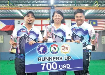  ??  ?? SABAH PRIDE: Supian (from left), Saralia and Saufi pose after the prize presentati­on.