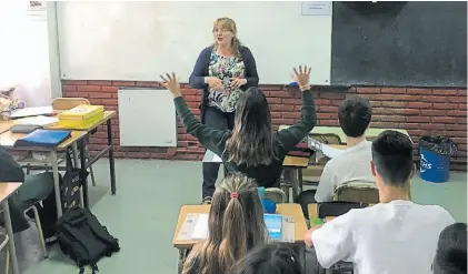  ??  ?? Diagnóstic­o. El joven escucha, opina y discute, a la vez que es solidario, dicen los profesores de religión.